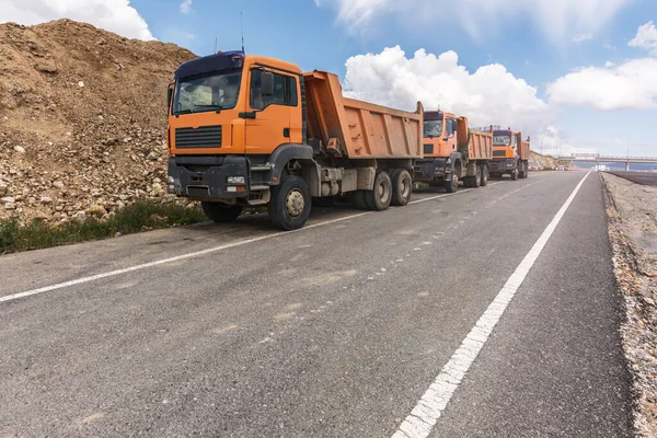 Вантажівки, що працюють на будівництві дороги — стокове фото