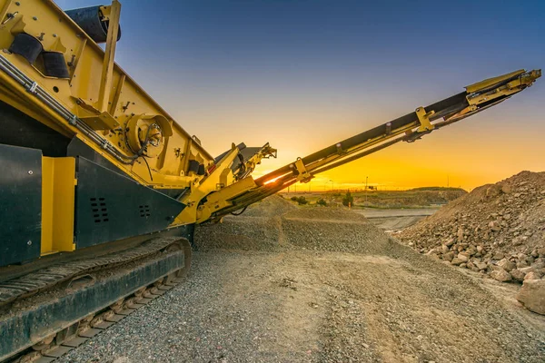 Correia transportadora mecânica para pulverizar rocha e pedra e gerar cascalho — Fotografia de Stock