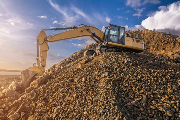 Escavadeira no final de um dia de trabalho em um canteiro de obras — Fotografia de Stock