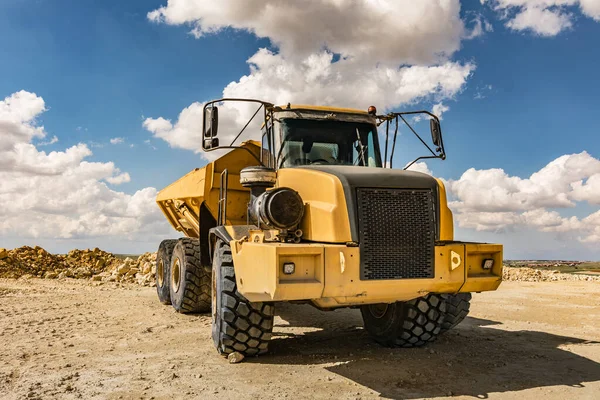 Stor lastbil för stenbrott och gruvor — Stockfoto