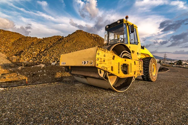Steamroller yol kaldırım işleri yapıyor.