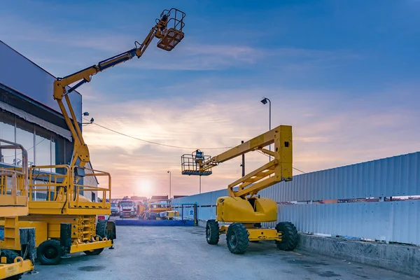 İnşaat platformları kaldırmak, inşaat sektörü için kullanışlı makineler — Stok fotoğraf