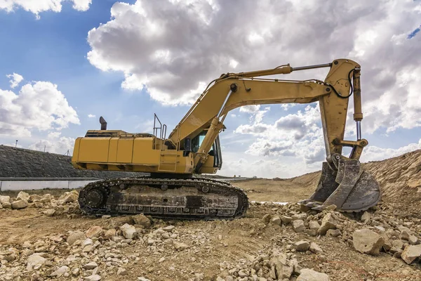 Excavator in a quarry extracting stone — Stock Photo, Image