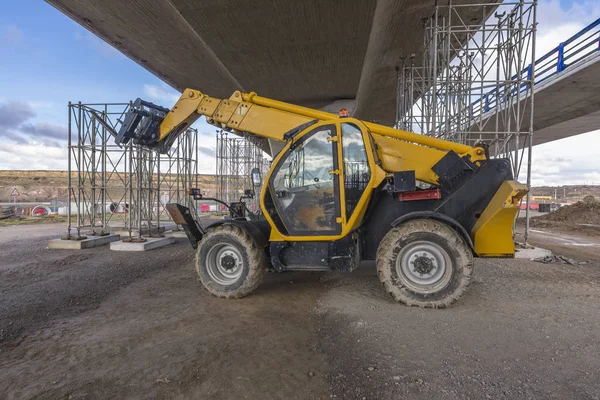 İnşaat alanında forklift, inşaat parçalarını kaldırmaya hazırlanıyor.