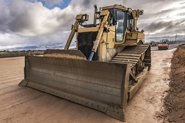 Excavadora y maquinaria pesada en la construcción de una carretera — Foto de Stock