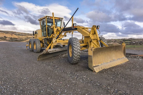高速道路の建設工事で異なるタスクを実行する掘削機 — ストック写真