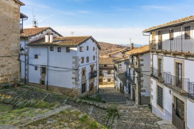 Candelario 'nun sokakları ve mimari cepheleri (Salamanca, İspanya)