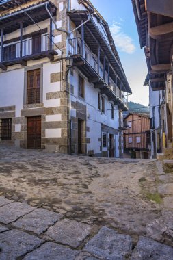 Candelario 'nun sokakları ve mimari cepheleri (Salamanca, İspanya)
