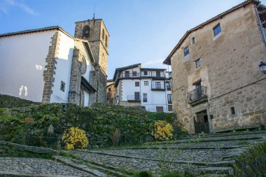 Salamanca ilindeki Candelario 'daki Varsayım Kilisesi' nin yapım tarihi 14. yüzyıldır (İspanya).)
