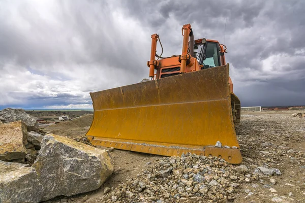 Maszyny Budujące Drogę Otoczoną Kamieniem Skałą — Zdjęcie stockowe