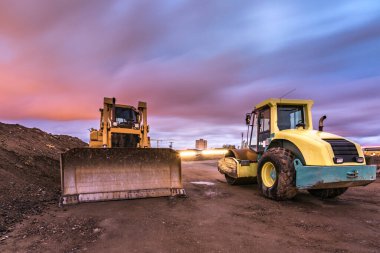 Kırsal yolun sıkıştırma çalışmaları, daha sonra asfaltlanacak