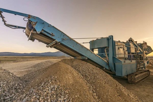 Máquina Trituradora Pedra Uma Pedreira Mina Céu Aberto Para Transformar — Fotografia de Stock