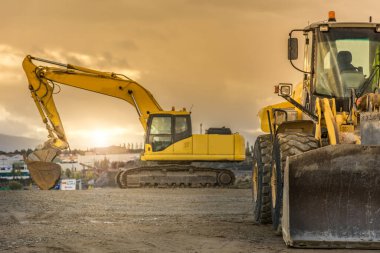 Yol inşaatındaki kazıcı çalışıyor. İnşaat için gerekli makineler