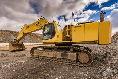 Yol inşaatındaki kazıcı çalışıyor. İnşaat için gerekli makineler