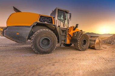 Yol inşaatındaki kazıcı çalışıyor. İnşaat için gerekli makineler