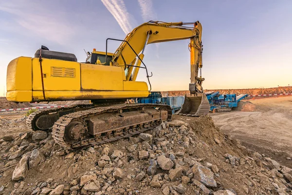道路建設工事の掘削機 建設に必要な機械 — ストック写真