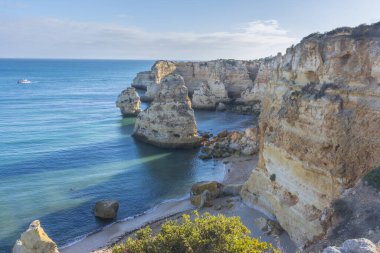 Marinha Sahili Panoramik, Portekiz 'in Algarve' deki Lagoa belediyesinin Atlantik kıyısındaki en simgesel ve ünlü plajlarından biridir.,