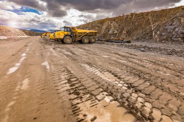 Açık bir maden ocağında büyük kamyonlar