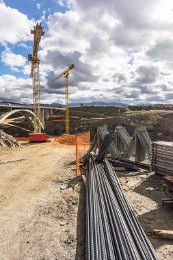 Turna ve iskele yapıları İspanya 'da bir köprü inşa etmek için tasarlanmıştır.