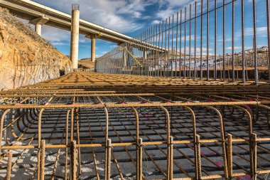 Bir otoyol köprüsünün inşasında biçimlendirme ve demircilik