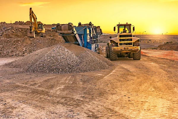 Excavadora Recogiendo Piedra Una Mina Cielo Abierto — Foto de Stock