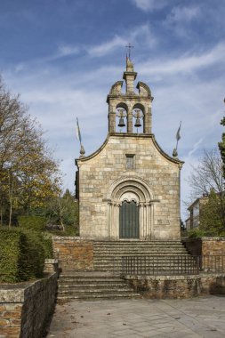 Lugo eyaletindeki Portomarin 'deki Kar Şapeli manzarası Santiago Fransız yoluna giden yolda temel nokta.