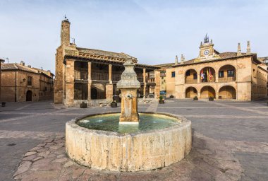 Segovia ilinin Ayllon ilçesinin ana meydanı. San Miguel Kilisesi, 12. yüzyılda inşa edilmiş. İspanya 'nın en güzel kasabalarından biri olarak kabul edilir..