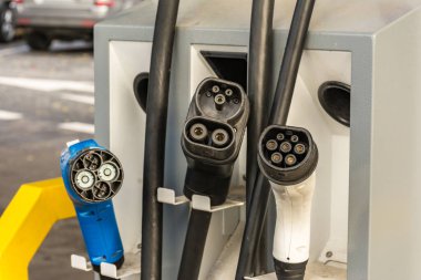 Elektrikli arabanın şarj prizi.