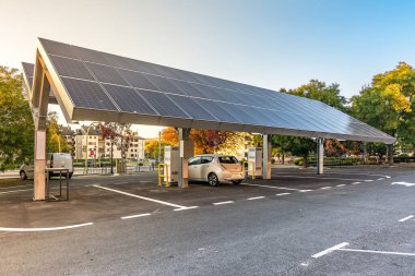 Avrupa 'nın kendine yeten ilk fotovoltaik panelleri için araba şarj istasyonu. Ayrıca ücretsizdir. La Granja de San Ildefonso 'da (Segovia)