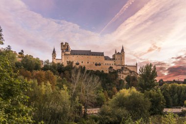 İspanya 'nın en iyi korunmuş kalelerinden biri olan ünlü Alcazar de Segovia.