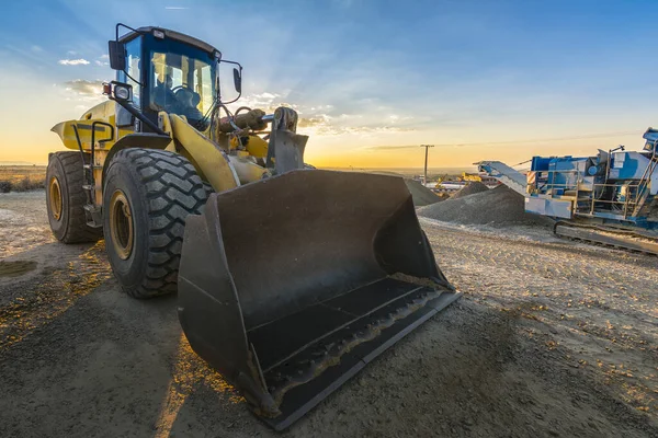 Graafmachine Die Aan Het Eind Van Dag Een Bouwplaats Werkt — Stockfoto