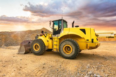 Yol inşaatı için kazıcılı toprak işleri