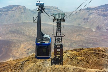 Tenerife Ulusal Parkı 'ndaki kablolu araba Teide' deki ana kampa ulaşmanızı sağlar (Kanarya Adaları, İspanya)