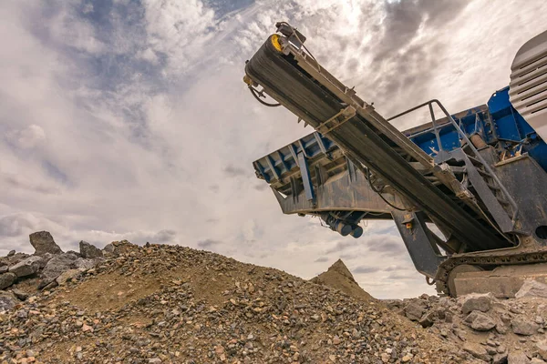 Zware Mobiele Machines Een Steengroeve Steen Zetten Bouwmateriaal — Stockfoto