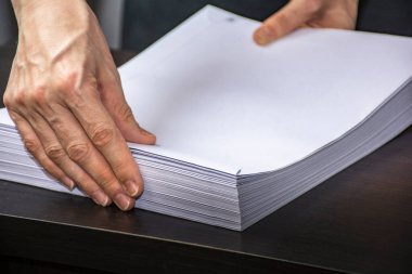 Posta için zarflar değiştiriliyor