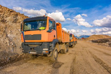 Kamyon donanmasını bir taşa boşaltın ve mayın dökün.