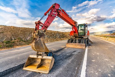 Hasarlı karayolu bölümlerinin ağır makinelerle onarımı