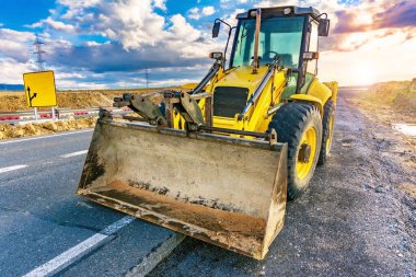 Hasarlı karayolu bölümlerinin ağır makinelerle onarımı