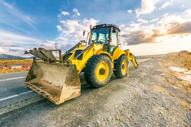 Hasarlı karayolu bölümlerinin ağır makinelerle onarımı