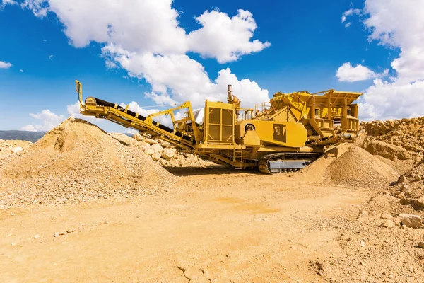 Máquinas Pesadas Móveis Uma Pedreira Para Transformar Pedra Material Construção — Fotografia de Stock