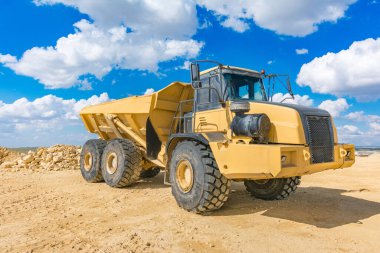 Madende ya da taş ocağında büyük yük taşımak için dev bir kamyon.