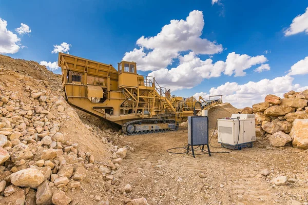 Machines Lourdes Mobiles Dans Une Carrière Pour Transformer Pierre Matériau — Photo