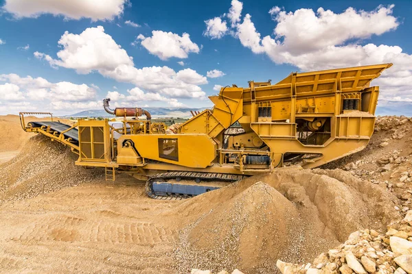 Taş ocağındaki ağır ve seyyar makineler taşları inşaat malzemesine dönüştürüyor.