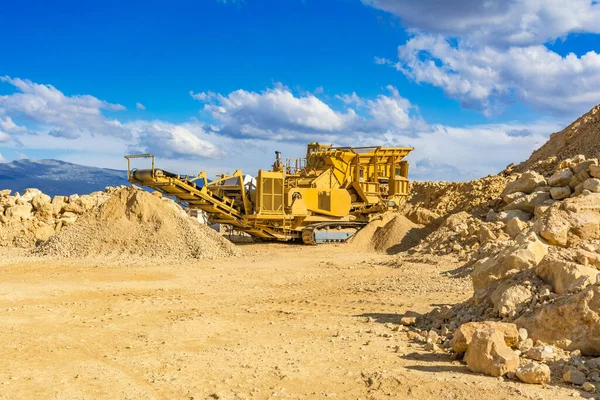 Máquinas Pesadas Móveis Uma Pedreira Para Transformar Pedra Material Construção — Fotografia de Stock