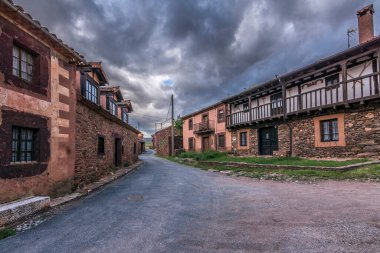 Madriguera, Segovia 'nın Riaza bölgesinin (İspanya) kızıl köyü.)