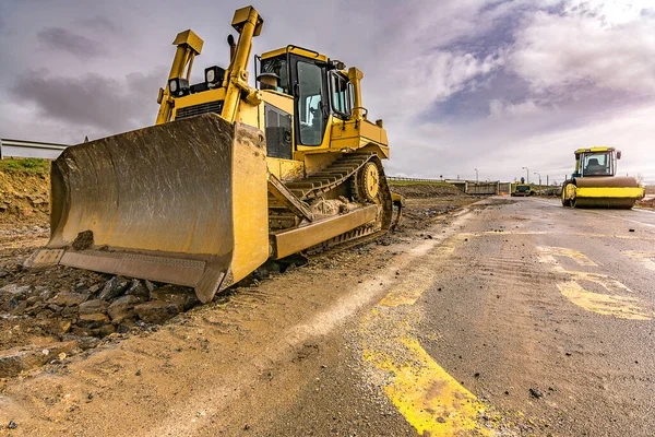 Excavadora Para Nivelar Alisar Terreno Construcción Una Carretera — Foto de Stock
