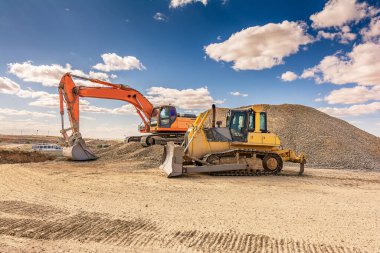 Bir inşaat sahasında çalışan kazı ekibi