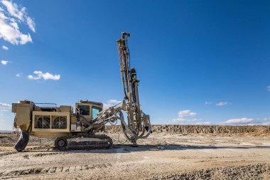 Bir yol oluşturma çalışmalarında kaya delmek