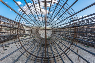 Metalik takviye kuvvetler betonu yerleştirmek için