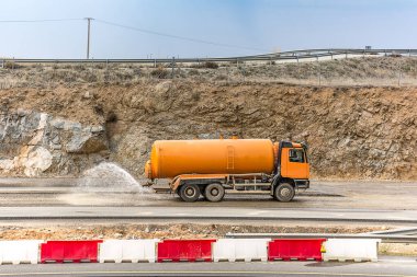 Su tankı kamyonuyla asfalt için yüzey hazırlığı